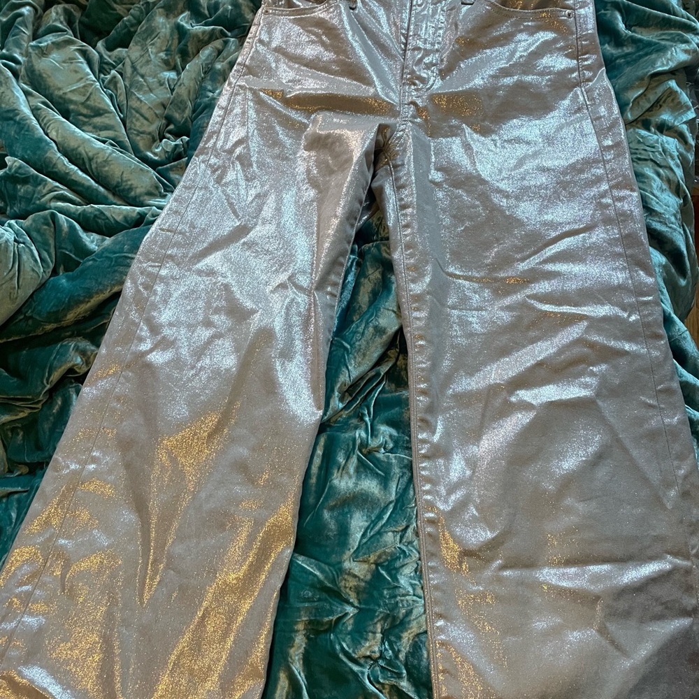 Gap silver sparkle pants high rise sits at the ankle with a bit flare leg.